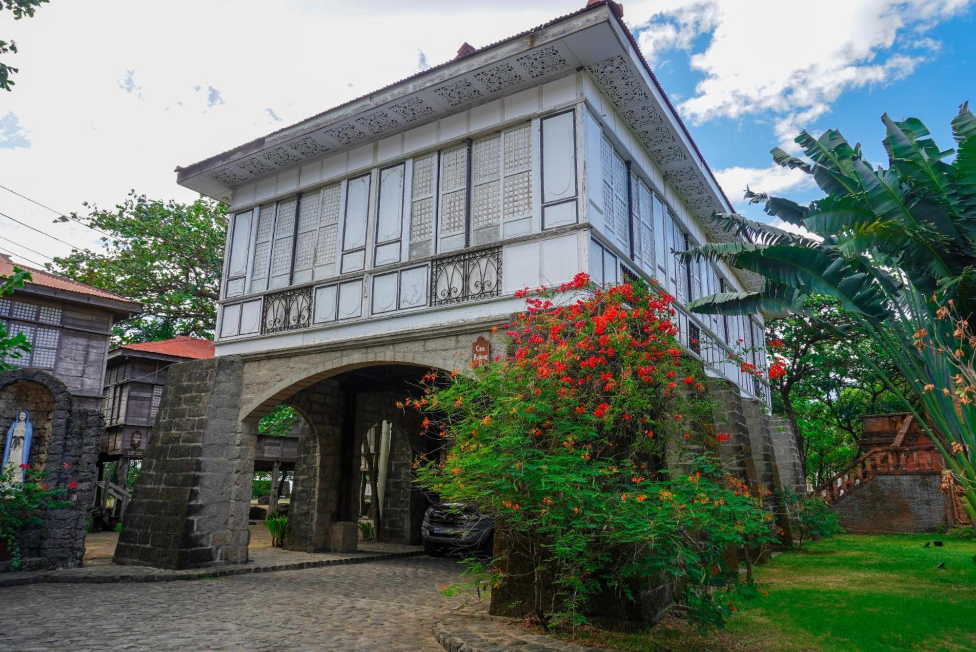Las Casas Filipinas De Acuzar Bagac Exterior photo